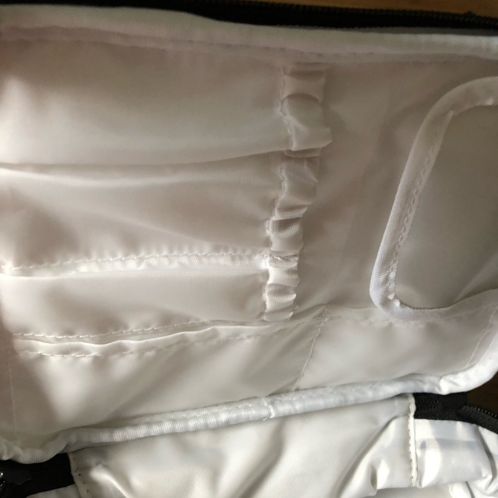 HELLO KITTY-NWT Cosmetics Bag - Picture 15 of 16